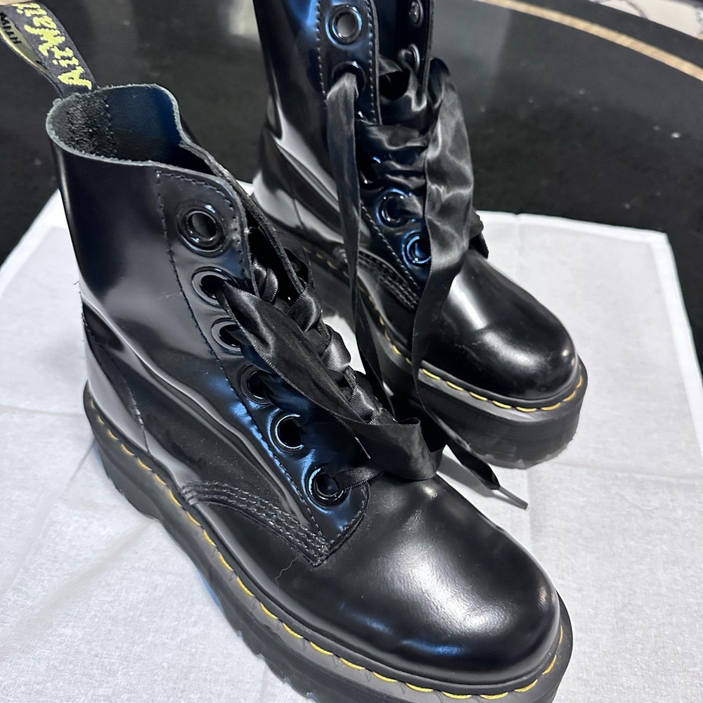 Dr. Martens Molly 6 eye leather platform black boots size 8